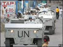 Tanques brasileiros em patrulha no Haiti