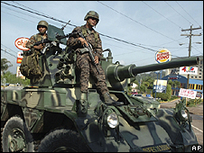 Militares apostados frente a la residencia presidencial