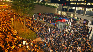 香港抗議推行國教科的場面