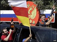 Người Nam Ossetia ăn mừng quyết định của Nga hôm 26/8/2008