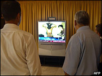 Árabes assistem TV