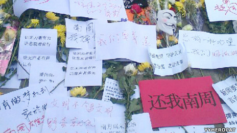 网民在广州南方日报办公楼外摆放鲜花和声援《南方周末》的标语牌(网友YYHEROCAT提供图片7/1/2013)