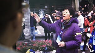 王荔蕻兒子齊健翔觀看母親（紫色外套者）在福州請願的視頻（25/7/2011）