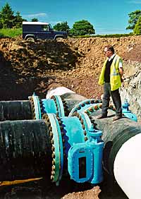 Inspecting joints on new pipeline (2000)