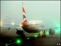Heathrow Havalimanı'nda bir uçak