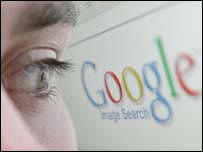Một người phụ nữ xem trang chủ của Google