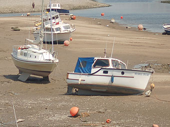 Cychod yn y harbwr.