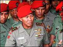 Sriyanto com seus soldados