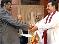 CWC leader A Thondaman (L) joining President Rajapaksa's government (photo Sudath Silva)