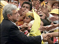 Manuel López Obrador com manifestantes