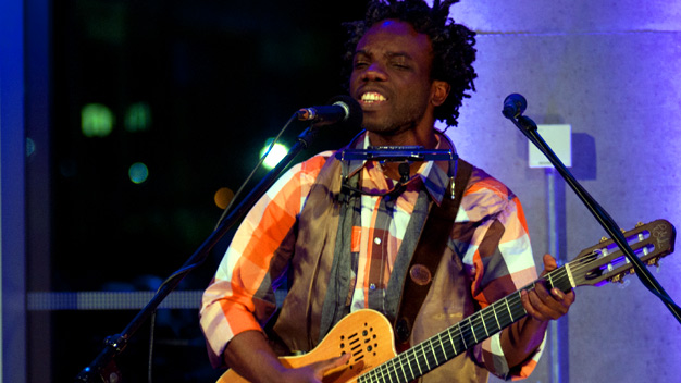 Muntu Valdo live at Pacific Quay. Photo by Sean Purser.