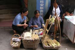 Xinran talking to women working in a Chinese street
