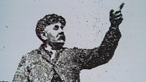Dyn yn pwyntio