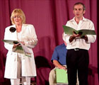 Christine Prichard ac Arwel Gruffydd yn perfformio detholiad o <i>Ddoe yn Ôl</i>
