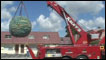 maior bola de elástico do mundo é transportada por guindaste