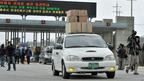一輛載有貨物的韓國汽車從朝鮮開城工業園區過境返回韓國坡州（10/4/2013）