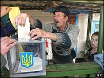 Ukrayna'da Kiev'in güneyindeki Gvozdov'da oy kullanan seçmen