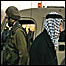 مرد فلسطینی و سرباز اسرائیلی در بیت المقدس