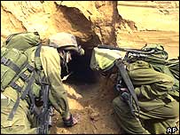 Soldados de Israel observam túnel supeito de ser usado em tráfico de armas