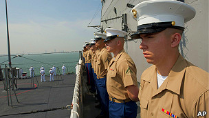 Thủy thủ trên tàu USS Blue Ridge của Hoa Kỳ khi vào cảng Tiên Sa