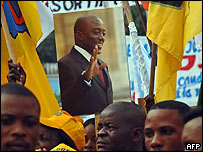 Apoiadores de Joseph Kabila agitam bandeiras