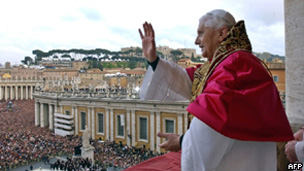 Bento 16 acena para a multidão logo depois de ser eleito papa em 2005 (arquivo/AFP Getty)