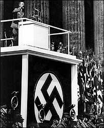 Hitler konuşma yapıyor