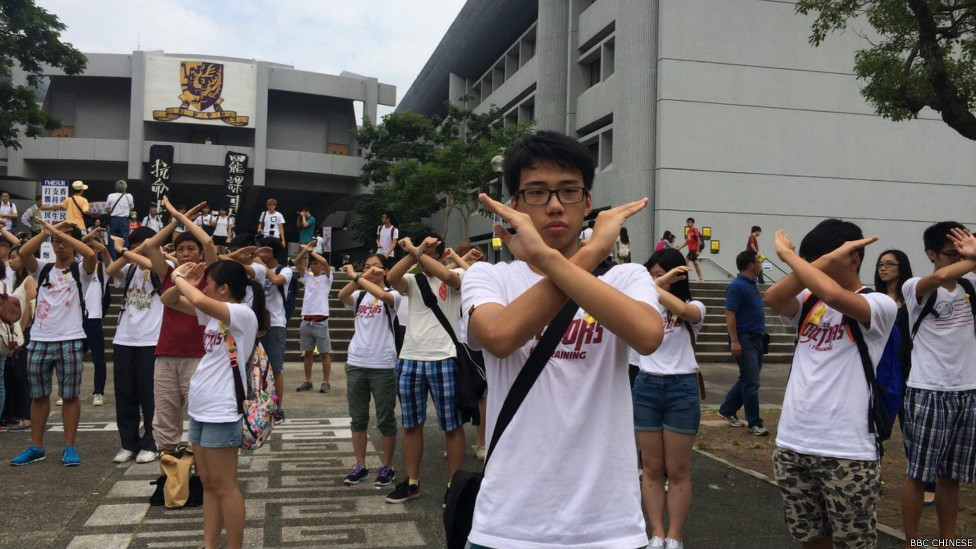 中文大學醫科生在「百萬大道」舉起雙臂交叉手勢(BBC中文網記者陳志芬攝19/9/2014)