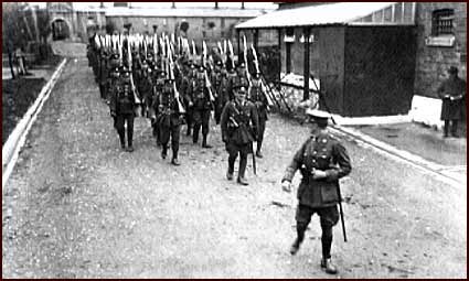 Image of British troops leaving Dublin