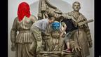 Балаклавы на бронзовых партизанах в московском метро