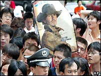 Chineses esperam em frente ao hotel para ver Beckham
