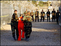Guantanamo Üssü'nde götürülen bir tutsak