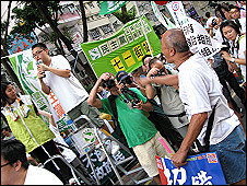 香港七一游行民众指骂民主党宣传人员(1/7/2010)