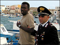 Imigrante levado pela polícia em Lampedusa, na sexta-feira