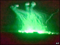 Foto noturna de ofensiva americana em Fallujah em 2004