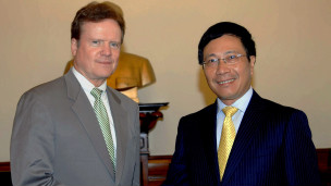 TNS Jim  Webb trong chuyến thăm Việt Nam
