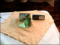 O diamante colocado perto de um telefone celular