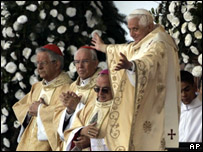 Papa Bento 16 abençoa fiéis na Basílica de Aparecida