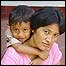 A balinesa Ibu Wayan Mupu, com seu filho