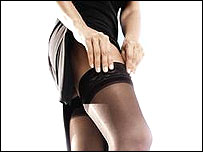 Mulher ajeitando meia-calça